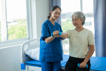 Obraz premium Asian women were cared for by nurses who tracked their health and musculoskeletal, shoulder and mental physiotherapy for elderly women.