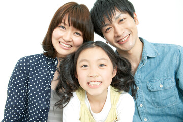 Fototapeta premium 寄り添う笑顔の家族