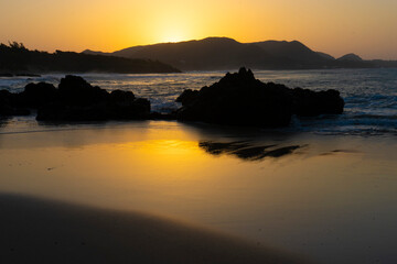 Obraz premium 台風通過後の奄美の海岸とサンゴの川。