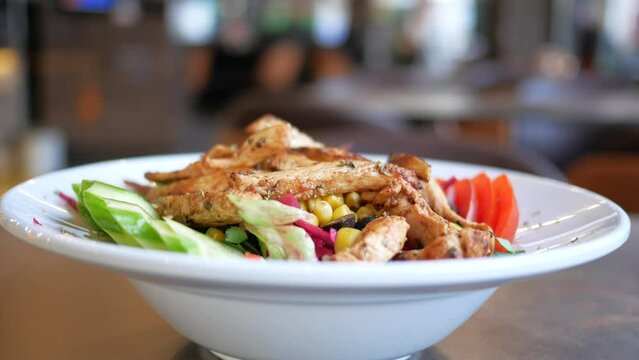 vegetable salad with grilled chicken 
