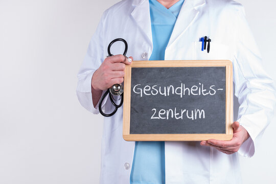Arzt mit einer Tafel auf der Gesundheitszentrum steht