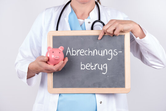 &Auml;rztin mit einem Sparschwein und einer Tafel auf der Abrechnungsbetrug steht