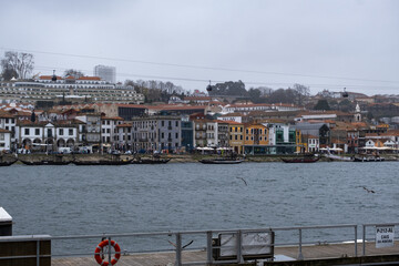 El Río Duero de Oporto: Un remanso dorado que captura la belleza natural y la magia serena de esta encantadora ciudad costera. © Beatriz