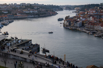El Río Duero de Oporto: Un remanso dorado que captura la belleza natural y la magia serena de esta encantadora ciudad costera. © Beatriz