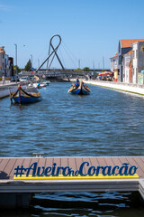 Fototapeta na wymiar Encanto acuático en Aveiro: Navegando la belleza de sus canales serenos y pintorescos.