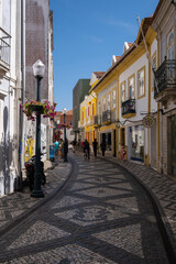 Callejones pintorescos y colores vivos: Aveiro, la ciudad encantadora que deslumbra junto al agua.