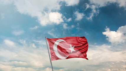 mavi gök yüzü arka planında türkiye bayrağı Translation: flag of turkey on blue sky background
