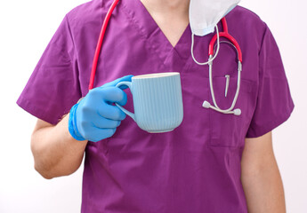 Lekarz, pan doktor pijący kawę na dyżurze  - obrazy, fototapety, plakaty