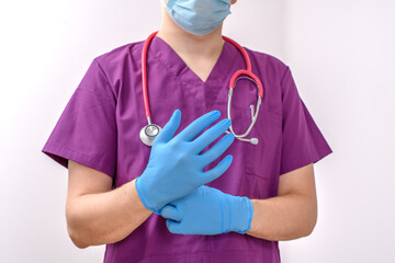 Lekarz chirurg zakładający rękawiczki ochronne - obrazy, fototapety, plakaty