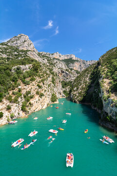 Entr&eacute; des gorges du Verdon par le lac de Sainte-Croix.