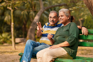 indian old couple discuss at park.
