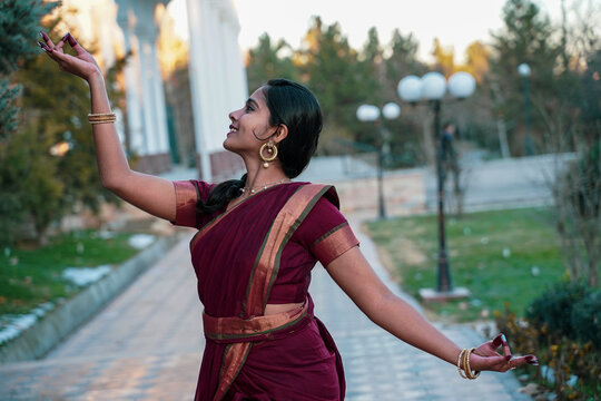 bharatanatyam dance of woman out of india in central asia countries a old historical tamil indian traditional dance
