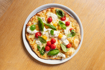 pizza, mozzarella, pomodori, pachino, bufala, cruda, formaggio, basilico, bianca, senza, pomodoro, italia, pizzeria, tavolo, grezzo, legno, fatto, in, casa, genuino, prodotti, km, 0, made, ristorante,