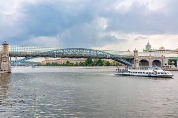 Obraz premium View of the Moscow river embakment, Pushkinsky bridge and cruise ships at sunset.