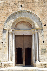 Fototapeta na wymiar Iglesia de Besalú Girona España 
