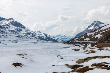 Fototapeta na wymiar the frozen lago Bianco on the Bernina pass.