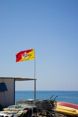 Un drapeau flottant entre un bleu céleste et marin