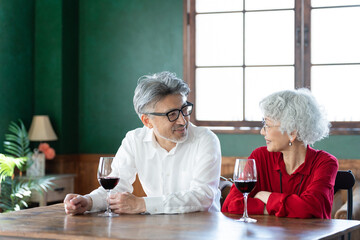 ワインを飲むシニア夫婦