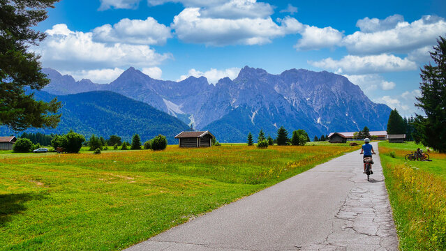 Radlerin auf dem Radweg von Kr&uuml;n nach Mittenwald &uuml;ber die Buckelwiesen