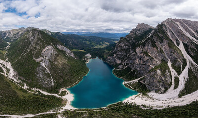 Die Dolomiten sind eine faszinierende Alpenlandschaft in Europa und bieten steile Gipfel und...