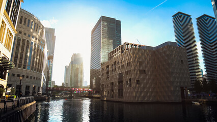 Obraz premium City skyline reflecting on water in the UK during a bright sunny day