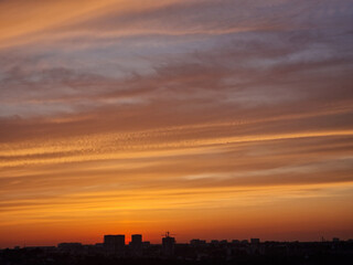 Obraz premium City silhouette and bright orange sunset. Beautiful sky and minimalism