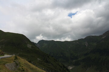 Fototapeta premium A green mountain range with clouds
