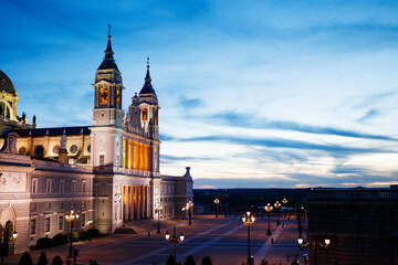 Fototapeta na wymiar Almudena Cathedral illuminated during night at Armeria square