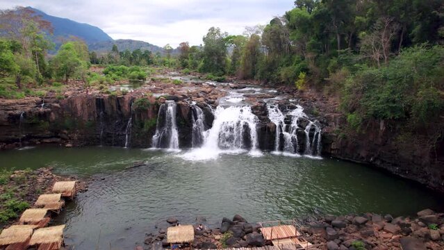 La cascade de Tad Lo (vue du ciel) sur le plateau de Boloven, Laos. Les Laotiens se baignent dans la rivi&egrave;re en fin de journ&eacute;e.	
