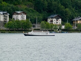 Schifffahrt in Zell am See bei Regen und Nebel