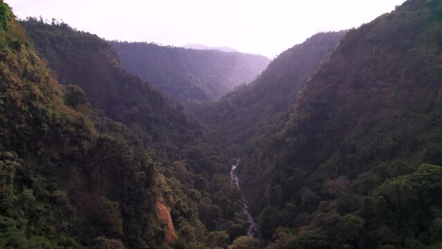 L'immense et magnifique cascade de Tad Fan se jetant dans un crat&egrave;re naturel, sur le plateau du Bolaven, r&eacute;gion de Champasak au Laos, Asie du sud-est