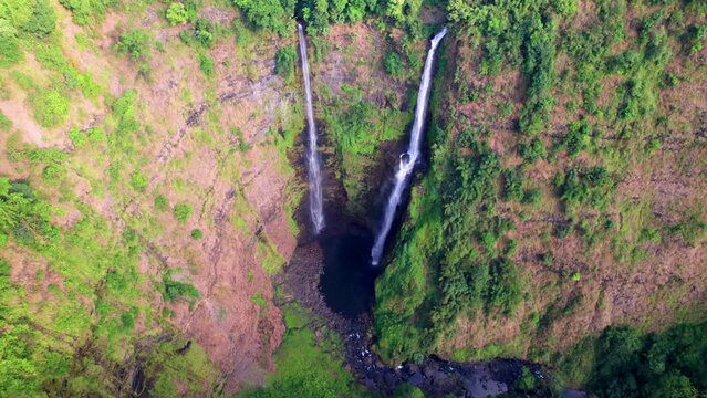 Chute d&rsquo;eau de Tad Fan &agrave; Pakse au Laos en Asie du Sud-Est - Vue a&eacute;rienne d&rsquo;une immense cascade dans un trou au milieu des falaises au couch&eacute; du soleil