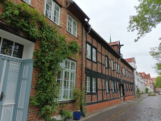 Fototapeta na wymiar Alte Fachwerkhäuser an der Obertrave in Lübeck