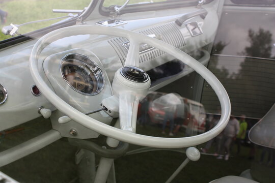 Nahaufnahme vom Armaturenbrett eines Oldtimer 251,VW Kleinbus,Sondermodell, Bauj.1963,Hersteller - Volkswagen AG Wolfsburg,beim Oldtimer-Treff in Hamm Nordrhein-Westfalen am Flugplatz 30.07.2023
