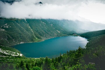 Obraz premium A large body of water surrounded by mountains and vistas of infinite beauty 