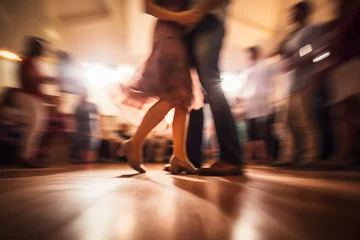 Foto op Plexiglas Distant image of a couple people dancing on a dance floor, swing dancing, blurry, out of focus © Guido Amrein