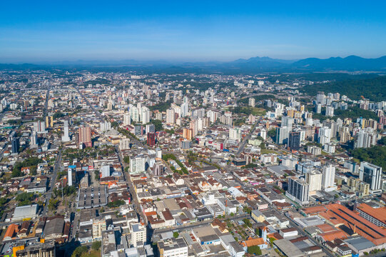 Vista a&eacute;rea da regi&atilde;o central da cidade de Joinville, Santa Catarina, Brasil