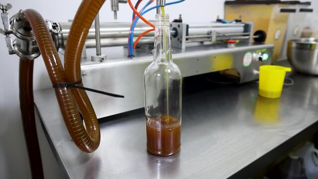 Packaging honey in a bottle