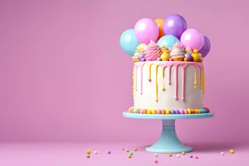 Photo sur Plexiglas Ballon Birthday cake decorated with colorful sweets, balloons on a pink background. Generative AI