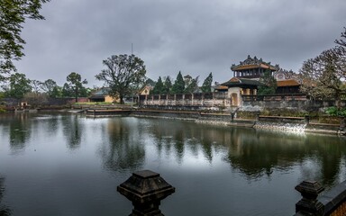 Obraz premium Panoramic view of the majestic Imperial City in Hue, Vietnam, with a body of water and lush greenery