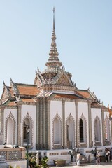 Naklejka premium people are standing in front of a building with tall spires