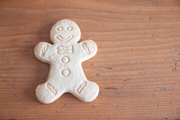 Galleta de jengibre casera sobre fondo de madera
