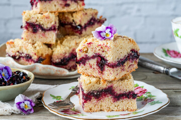 Blackcurrant crumble traybake