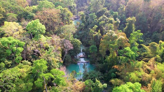 Chute d&rsquo;eau de Kuang Si au Laos region de Luang Prabang en Asie du Sud-Est - Vue a&eacute;rienne d&rsquo;une cascade paradisiaque &agrave; plusieurs niveaux.