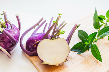 カットした紫色のコールラビ