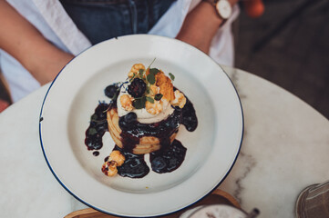 Leckere Pancakes mit Sahne und Blaubeeren