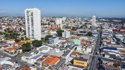 Tuinposter Visão aérea de um bairro residencial na cidade paulista de Mogi das Cruzes. © rafaelnlins