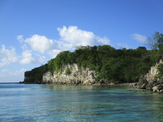 La paradisiaque mer turquoise sous le ciel bleu