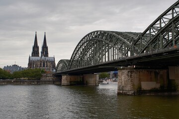 Ausblick &uuml;ber den Rhein mit dem K&ouml;lner Dom im Hintergrund