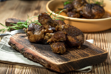 Fried chicken drumsticks with chips.
